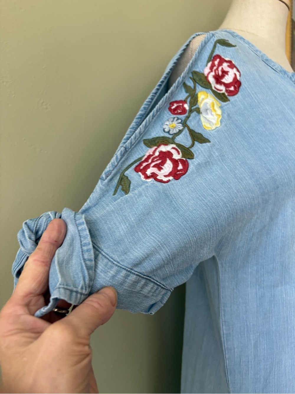 Velvet Heart Chambray dress Blue. Embroidered floral. Pockets Sz M Boho Western - Picture 6 of 10